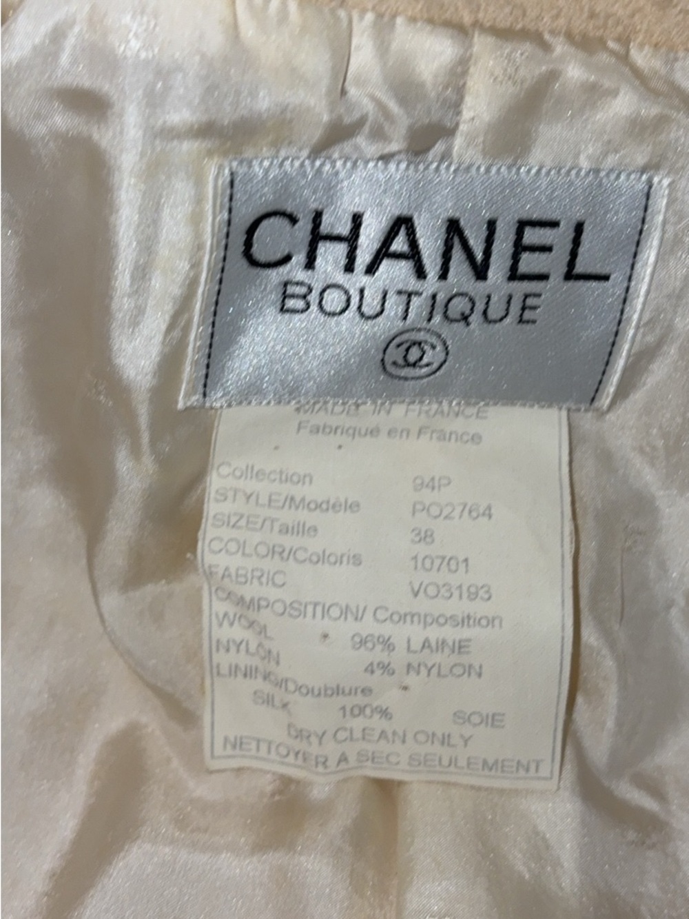 CHANEL Boutique Pale Cream Bouclé Cropped Blazer - Picture 14 of 16